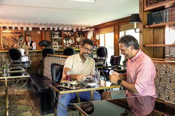 UNIWORLD Boutique River Cruises S.S. Catherine Bar du Leopard Lifestyle 2.jpeg